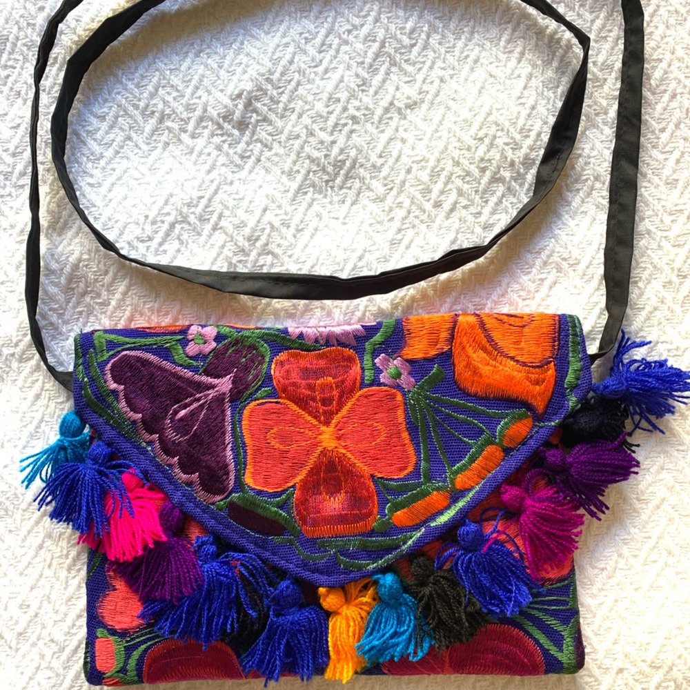 💐New floral embroidered clutch or crossbody 💐